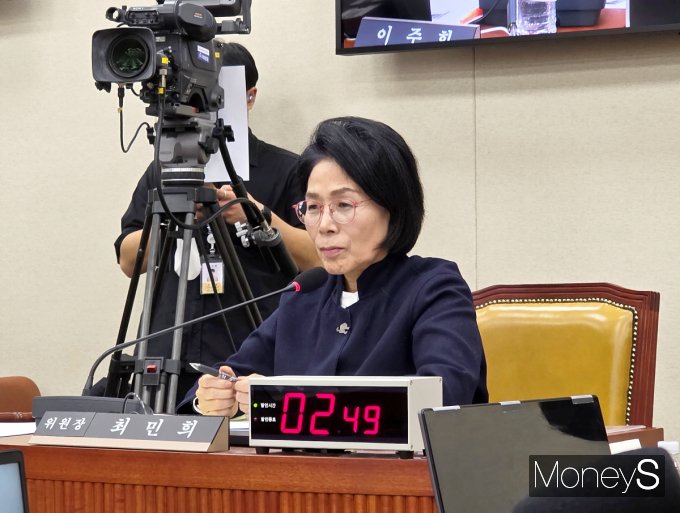 해롤드 로저스 쿠팡 대표가 국회 청문회에서 "자체 조사는 국가정보원(국정원)의 지시에 따른 것"이라고 증언하자 이를 지켜보던 이종석 국정원장이 즉각 부인하며 국회 차원의 위증죄 고발을 요청했다. 최민희 과학기술정보방송통신위원장은 청문회 도중 "방금 이종석 국정원장이 청문회 영상을 지켜보다가 급히 연락을 해왔다"며 "국정원은 해롤드 로저스 쿠팡 대표이사를 위증죄로 고발해줄 것을 요청했다"고 전했다. /사진=황정원 기자