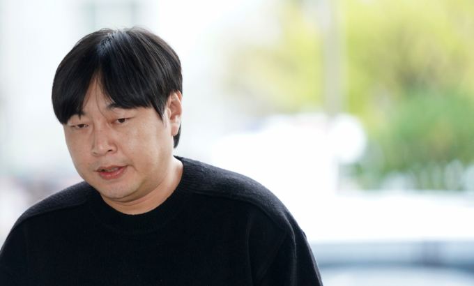 불법도박 혐의로 자숙 중인 방송인 이진호(39)가 4대 보험료 고액·상습체납자 명단에 포함됐다사진은 지난해 10월 서울 강남구 대치동 강남경찰서에 피의자 신분으로 출석한 코미디언 이진호. /사진=머니S DB
