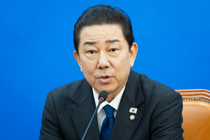 경찰이 김병기 더불어민주당 의원의 쿠팡 임원 인사 개입 의혹과 관련해 수사를 진행한다. 사진은 김 의원이 지난 30일 서울 여의도 국회에서 열린 원내대책회의에서 원내대표직 사퇴를 밝히고 있는 모습. /사진=뉴스1