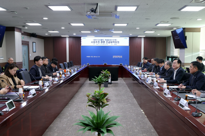  정명근 경기 화성특례시장(우측 앞줄 오른쪽으로부터 2번째)이 '동탄 트램' 사업의 신속하고 안정적인 재추진을 위해 시장 주재 긴급 대책회의를 개최하고 있다. /사진제공=화성특레시