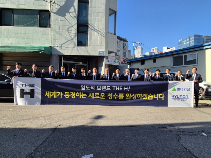 성수전략정비구역 최대 규모로 평가받는 성수1지구 재개발 사업이 본격적인 시공사 선정 절차에 돌입했다. 사진은 현장 설명회에 참석한 현대건설 관계자들. /사진제공=현대건
