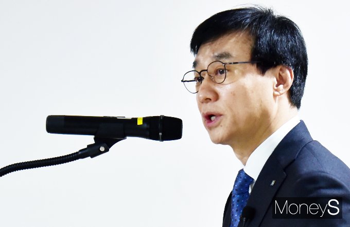 김철주 생명보험협회장이 소비자보호를 위한 태스크포스를 운영하며 업계 전반적인 제도 개선을 31일 약속했다. 사진은 지난해 3월 기자간담회에 참석해 발언하는 김 회장. /사진=임한별 기자