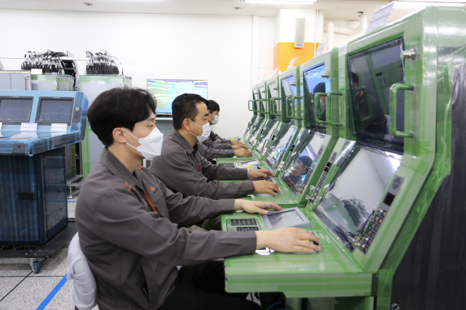 한화시스템이 필리핀 해군에 '함정의 두뇌' 전투체계(CMS)를 추가로 공급한다. 사진은 한화시스템 전투체계(CMS)를 활용한 대잠전 모의 수행 장면. /사진=한화시스템