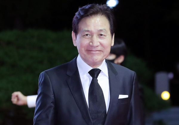 배우 안성기가 지난 30일 병원 응급실에 이송돼 현재 위중한 상태인 것으로 알려졌다. 배우 안성기가 2021S년 10월6일 '제26회 부산국제영화제'(BIFF) 개막식에 참석해 레드카펫을 밟는 모습. /사진=머니투데이