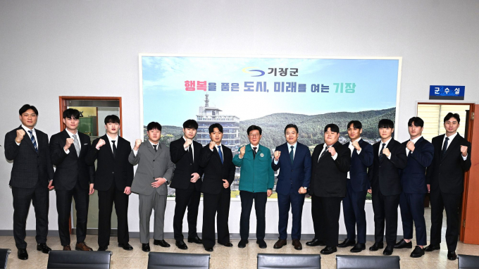 정종복 기장군수(왼쪽 일곱 번째)가 부산갈매기씨름단 단원과 기념촬영을 하고 있다./사진=기장군