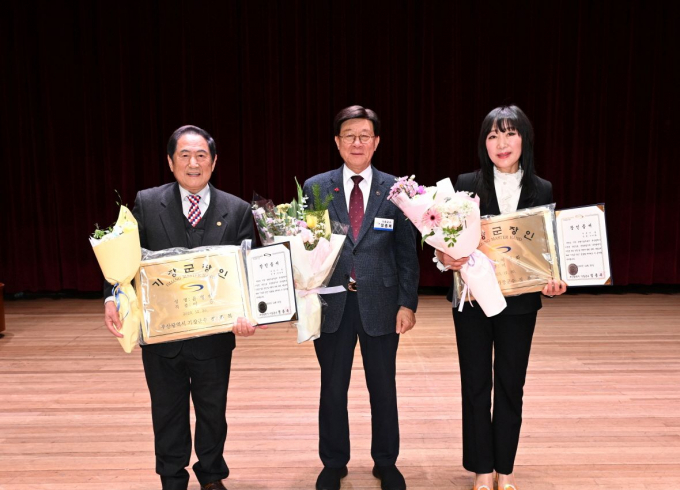정종복 기장군수(가운데)가 윤영하 대표(왼쪽)와 이미화 대표에게 명장 인증패를 수여하고 기념촬영을 하고 있다./사진=기장군