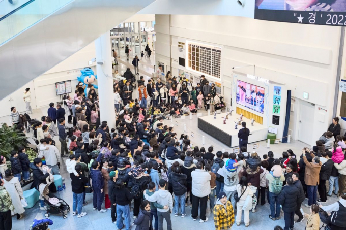 지난해 겨울방학 시즌 국립부산과학관을 방문한 많은 관람객이 로봇댄스 공연을 즐기고 있다./사진=국립부산과학관