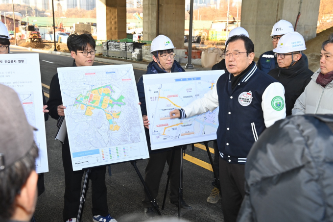 이현재 경기 하남시장(앞줄 오른쪽으로부터 2번째)이 감일 공공주택지구와 동남로를 잇는 '방아다리길 연결도로'에 대해 개통 전 최종 현장점검을 하고 있다. /사진제공=하남시