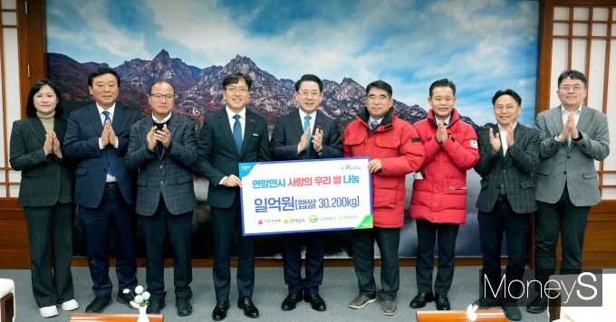 이광일 농협전남본부장(왼쪽 네번째)은 31일 김영록 전남지사(가운데)에게 1억원 상당의 쌀을 전달하고 있다/사진=농협전남본부 제공.