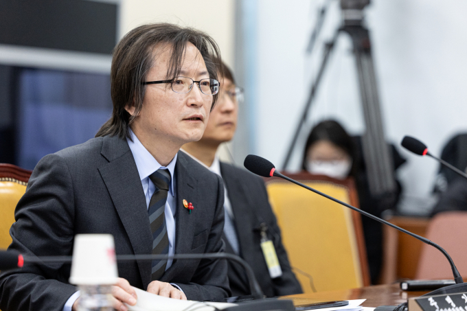 국회에서 쿠팡의 개인정보유출 사태와 관련해 집단소송제를 도입해야 한다는 지적이 나왔다. 주병기 공정거래위원장이 지난 30일 서울 여의도 국회에서 열린 쿠팡 침해사고 및 개인정보 유출, 불공정 거래, 노동환경 실태 파악과 재발방지 대책 마련을 위한 연석 청문회에 출석해 의원 질의에 답변하고 있다. /사진=뉴스1