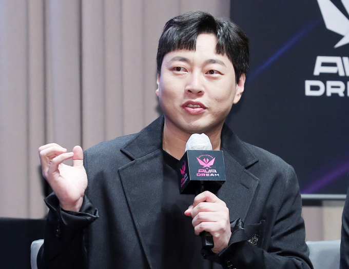 검찰이 코미디언 이진호(39) 불법 도박 혐의에 대한 추가 조사가 필요하다고 판단해 재차 경찰에 사건을 돌려보낸 것으로 확인됐다. 사진은 지난 2022년 9월 서울 강남구 역삼동 조선팰리스 서울 강남에서 열린 TV조선 예능 '아바드림' 제작발표회에 참석한 방송인 이진호. /사진=머니투데이