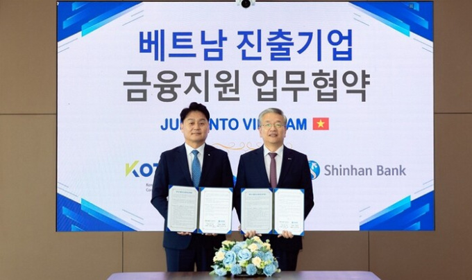 사진은 지난해 11월14일(현지시각) 베트남 호치민의 신한베트남은행 본점에서 진행된 ‘베트남 진출기업 금융지원 업무협약식’에서 강규원 신한베트남은행 법인장(왼쪽)과 김종호 기술보증기금 이사장이 기념촬영하는 모습./사진=신한은행