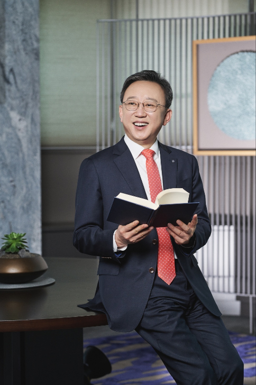 정상혁 은행장은 고객 중심의 철학을 경영에 그대로 반영하고 있다./사진=신한은행