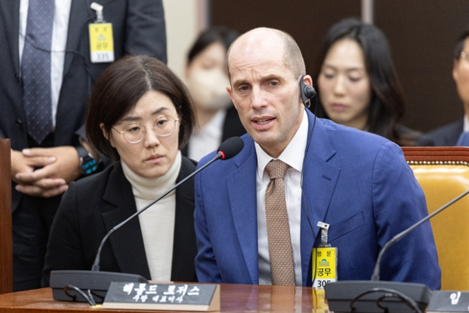 경찰이 국회의 쿠팡 내 산재 사망사고 은폐 정황을 확인하기 위해 쿠팡 경영진 이메일에 대한 압수수색 필요 지적과 관련해 수사에 착수할 예정이라고 전했다. 사진은 해롤드 로저스 쿠팡 대표이사(오른쪽)가 31일 서울 여의도 국회에서 열린 제430회국회(임시회) 쿠팡 침해사고 및 개인정보 유출, 불공정 거래, 노동환경 실태 파악과 재발방지 대책 마련을 위한 연석 청문회에 출석해 질의에 답변한 모습. /사진=뉴스1