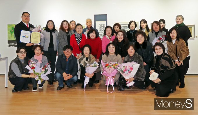 지난 30일  대구 북구 칠성동 소재 iM뱅크 제2본점 갤러리에서 열린 팔공문화예술협회 전시 개막 및 공로상·대한민국 명인 인증서 수여식 참석자들이 단체사진을 촬영하고 있다./사진=황재윤 기자
