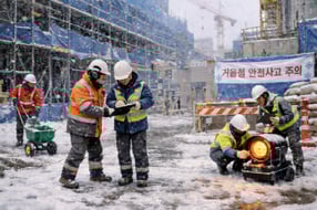건설업체들이 동절기 사고 예방에 나서고 있다. 동절기에 건설현장에선 추운 날씨와 폭설 등으로 예상치 못한 사고가 종종 발생한다. /그래픽=챗GPT 생성이미지