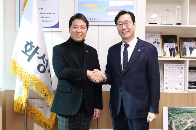 정명근 화성특례시장(오른쪽)이 최고조 주한 가나 공화국 대사와 기념촬영을 하고 있다. /사진제공=화성특례시