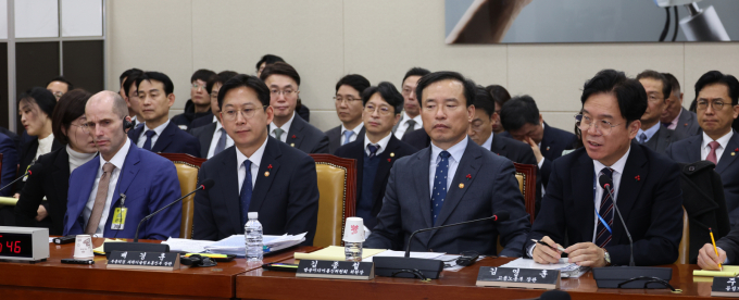 김영훈 고용노동부 장관이 31일 오후 서울 여의도 국회에서 열린 쿠팡 침해사고 및 개인정보 유출, 불공정 거래, 노동환경 실태 파악과 재발방지 대책 마련을 위한 연석 청문회에서 의원 질의에 답변을 하고 있다. / 사진=뉴시스 /사진=김금보