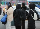 오는 8일 전국이 대체로 맑겠으나 최저기온이 최저 14도까지 떨어져 추운 날을 보일 예정이다. 사진은 지난 5일 서울 종로구 광화문네거리에서 두터운 옷차림을 한 시민들의 모습. /사진=뉴스