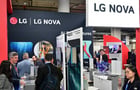 LG전자 북미이노베이션센터(LG NOVA)가 CES 2026에서 글로벌 스타트업과 함께 인공지능(AI) 혁신 기술을 선보였다. 사진은 미국 라스베이거스에서 열린 세계 최대 가전·IT 전시회 CES 2026에 'AI 기반 혁신 선도'를 주제로 마련된 LG전자 북미이노베이션센터(LG NOVA) 부스에 관람객들이 북적이고 있는 모습. /사진=LG전자 제공