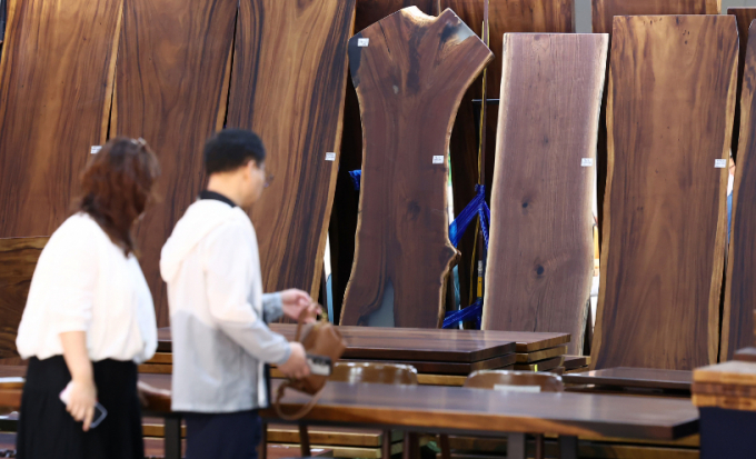 [S리포트]①수입목재 8%↑ 원가부담 눈덩이... 한샘·현대·신세계 가구 ... - 뉴스 썸네일 이미지