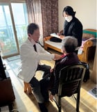  영천시보건소와 동산의원이 협력해 운영하는 재택의료센터가 지난 27일 첫 방문진료를 실시했다./사진제공=경북 영천시